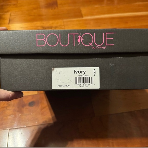 NWT Corkys Boutique Ivory Ankle Boots - Picture 6 of 6